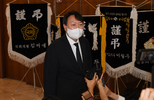윤석열 전 검찰총장이 8일 오후 서울 서대문구 연세대학교 세브란스병원 장례식장에 마련된 최재형 전 감사원장의 부친 최영섭 예비역 해군 대령 빈소를 찾아 조문을 마치고 취재진의 질문에 답하고 있다.연합뉴스